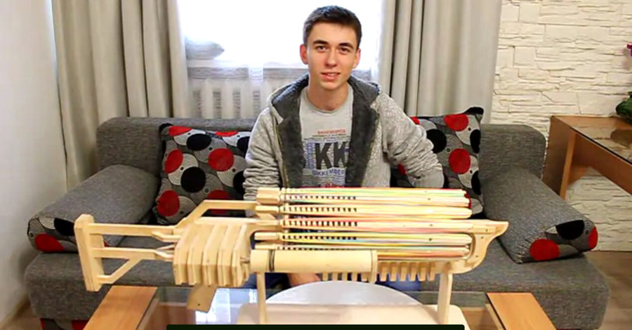 Луганский студент собрал деревянный пулемет для популярной офисной игры 