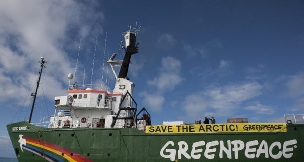 Украинец с судна Greenpeace покинул Россию