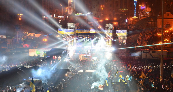 Новый год на Майдане отпраздновали без Modern Talking и Pink Floyd, но с тортом 