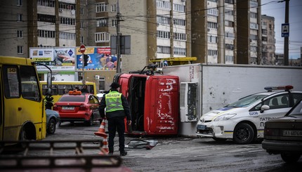 Грузовик перевернулся в центре Киева