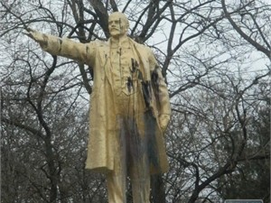 В Кривом Роге снесли голову очередному памятнику Ленину