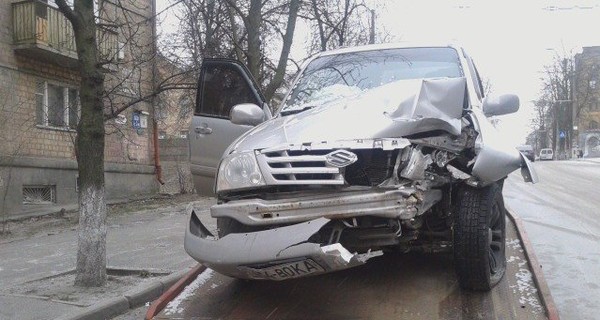 В Киеве водитель обвиняет коммунальщиков в том, что разбил машину