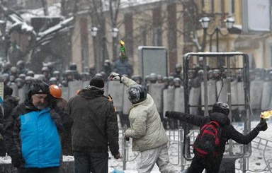 На Майдане начали разбирать тротуарную плитку