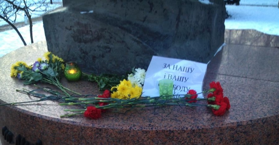 В Минске милиция переписывает данные тех, кто принес цветы к посольству Украины