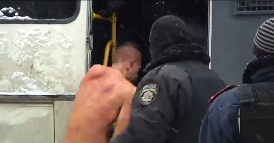 Милиция прокомментировала видео, где правоохранители издеваются над голым демонстрантом