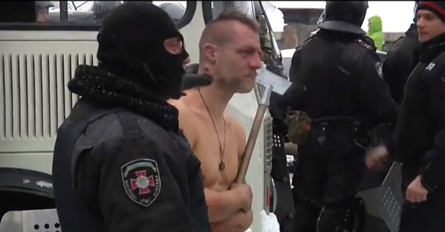 Захарченко  извинился за милиционеров, которые раздели демонстранта и издевались над ним