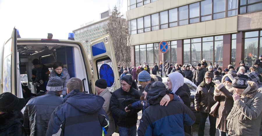 В Запорожье восемь человек увезли в больницу после штурма администрации