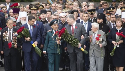9 мая в Киеве: ветераны возложили цветы к вечному огню 