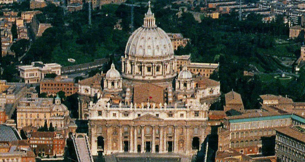 В Ватикане голубей мира заклевали на глазах у верующих