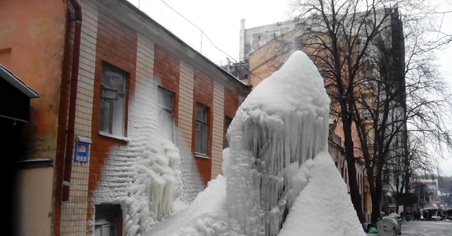 В Музейном переулке в Киеве бьет ледяной фонтан 
