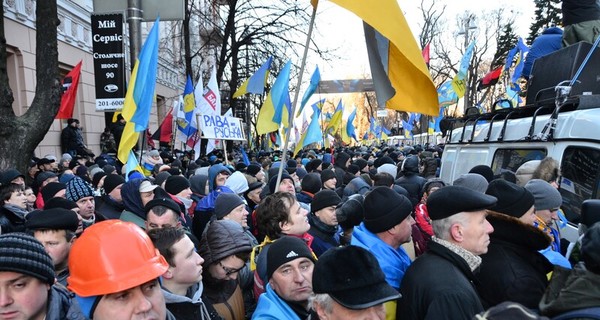 Колонна с Майдана двинулась в сторону улицы Институтской