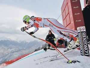 На Олимпиаде в Сочи собака гоняет лыжников