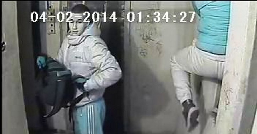 В Севастополе камера засняла воров, разгромивших  квартиру и нагадивших под дверь