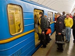Киевское метро остановилось на 16 минут