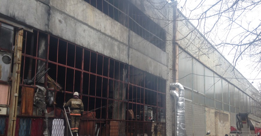 Пожар на складах в Киеве тушили два часа