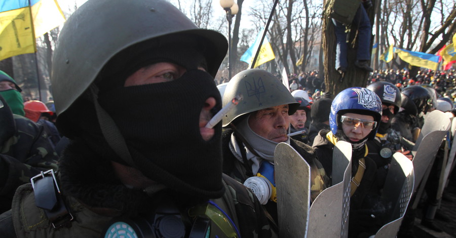 Активистов с улиц Институтской и Шелковичной забирают с рваными ранами