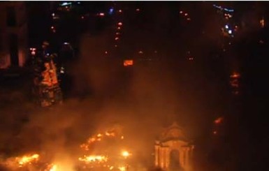 В Киеве несколько часов горит дом Профсоюзов