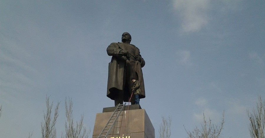 В Николаеве приступают к демонтажу памятника Ленину