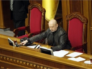 Турчинову дали право подписывать законы