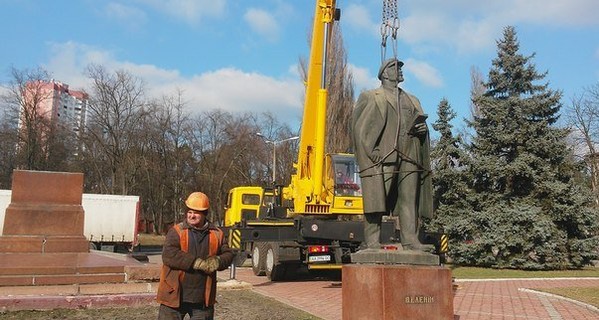 В Киеве сотрудники завода демонтировали памятник Ленину