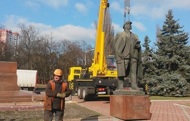 В Киеве сотрудники завода демонтировали памятник Ленину