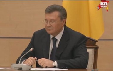 Янукович на пресс-конференции сломал ручку