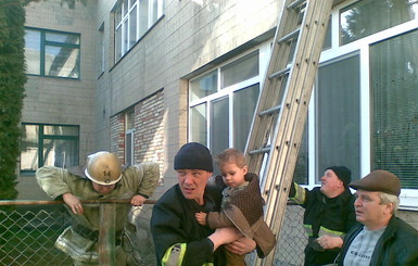 В Киевской области ребенок звал маму, стоя на краю подоконника