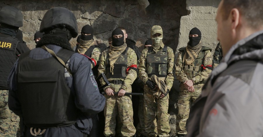 Беспредел по-киевски: милиция отпускает вооруженных людей в масках под честное слово 