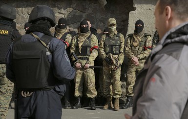 Беспредел по-киевски: милиция отпускает вооруженных людей в масках под честное слово 