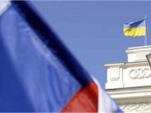 Яценюк не хочет спешить вводить визовый режим с Россией