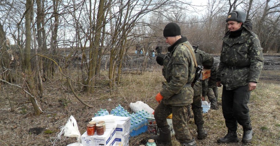 Жители Донбасса помогают армии медом и дровами