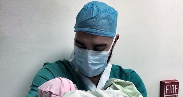 Модель Алена Шишкова показала новорожденную дочь от Тимати