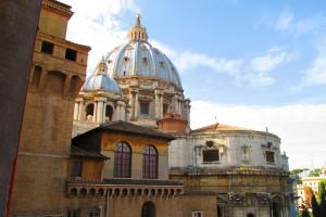В Ватикане мужчина залез на купол Собора