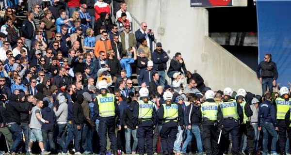 На стадионе в Швеции, подрались болельщики, погиб один человек 