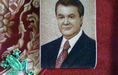 Коврик с Януковичем в Житомире продают за 10 тысяч гривен