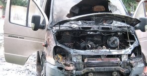 В Киеве сгорел микроавтобус