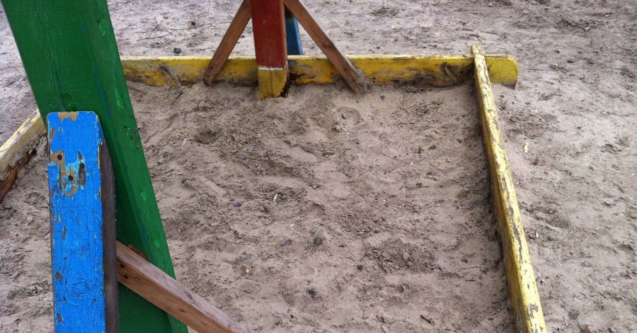 Дети в киевских песочницах вынуждены играть грязью