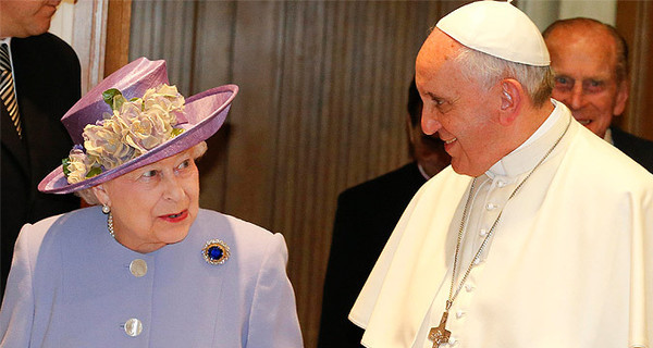 Папа Римский подарил сыну принца Уильяма державу с крестом