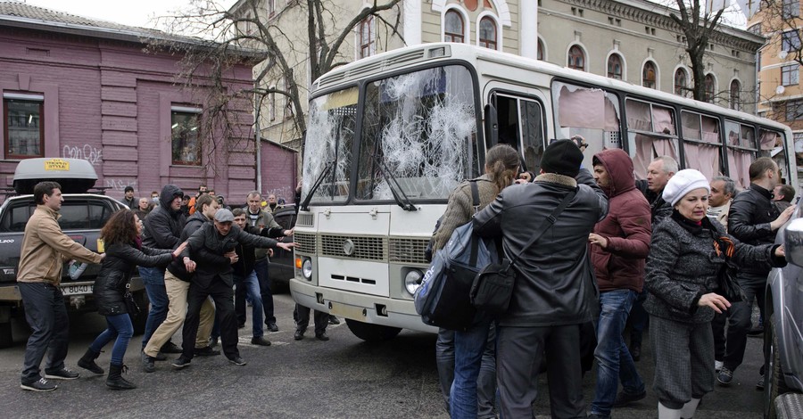В Харькове напали на автобус с правоохранителями