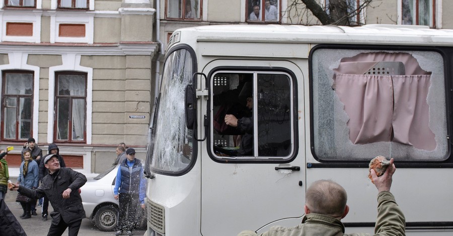 Милиция расследует нападение на автобус в Харькове