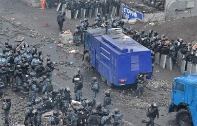 Активисты не дали вывезти с территории Майдана водомет