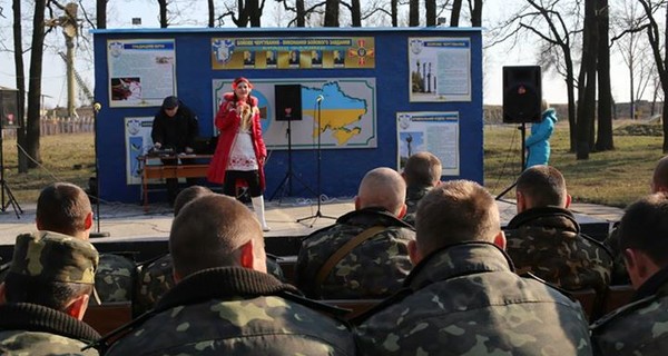 Харьковчане помогают защитникам границы концертами, ботинками и едой