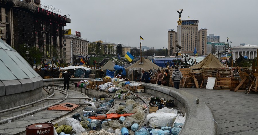 На Майдане чистят фонтаны