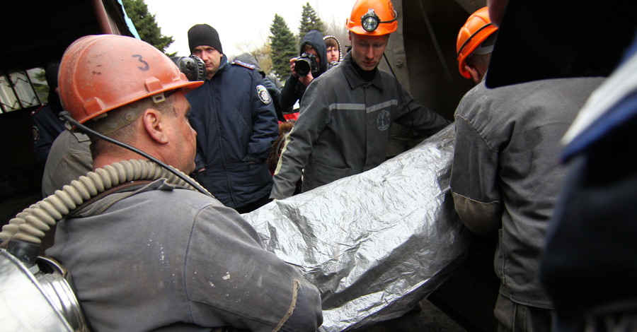 Кабмин выделил по 100 тысяч гривен семьям погибших в шахте на Донбассе