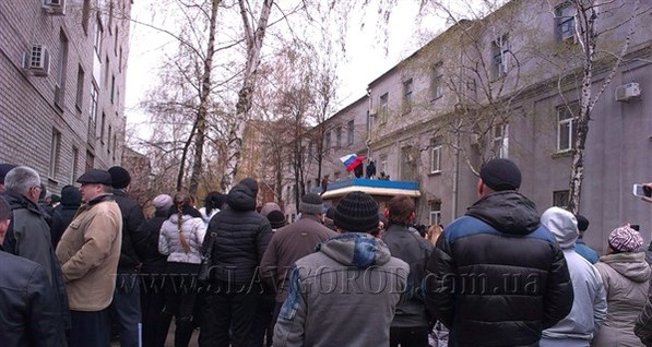В Славянске захватили СБУ и милицию, над городом кружат вертолеты  
