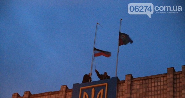 В Артемовске на крыше горсовета установили флаг РФ