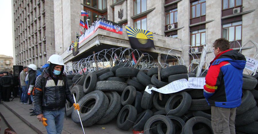 У Донецкой обладминистрации попросили убрать с площади детей