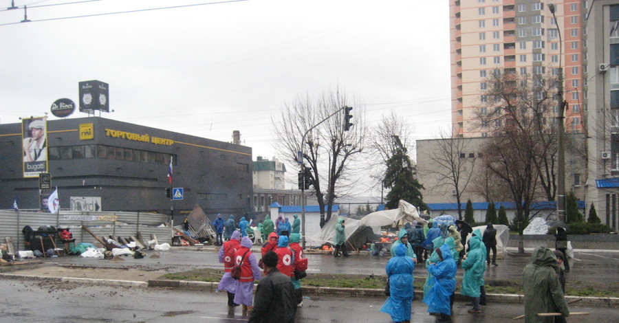 Митингующие у Луганского СБУ уверены: в местном аэропорте засел 