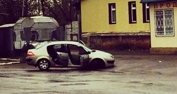 В центре Славянска неизвестный в упор расстрелял человека в машине