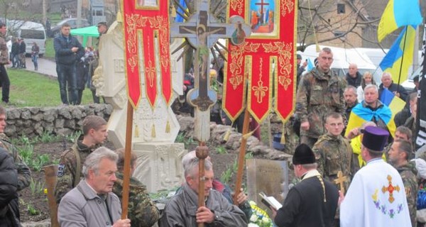 В Черкасской области поставили памятный крест Небесной сотне